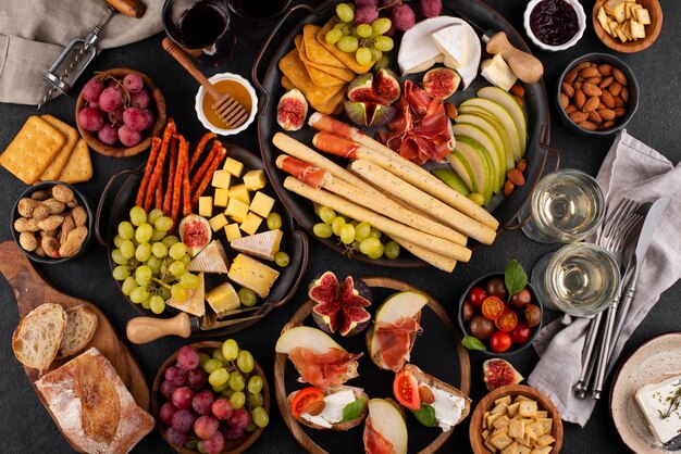 Bovenaanzicht tafel vol heerlijk eten arrangement