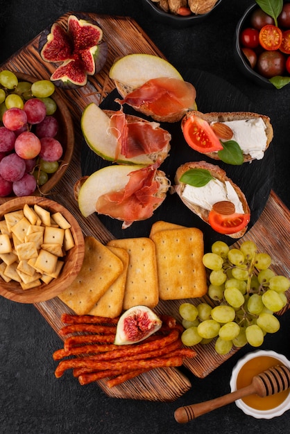 Bovenaanzicht tafel vol heerlijk eten arrangement