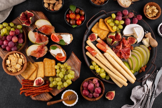 Bovenaanzicht tafel vol heerlijk eten arrangement