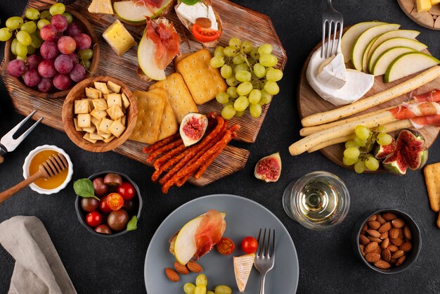 Bovenaanzicht tafel vol heerlijk eten arrangement