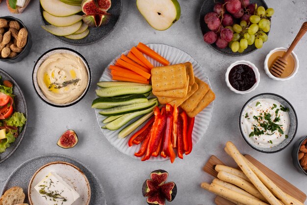 Bovenaanzicht tafel vol heerlijk eten arrangement