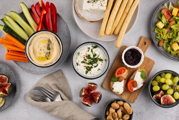 Gratis foto bovenaanzicht tafel vol heerlijk eten arrangement