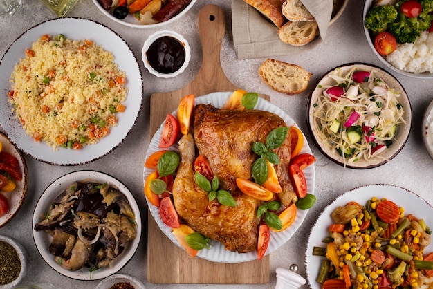 Gratis foto bovenaanzicht tafel vol heerlijke voedselsamenstelling