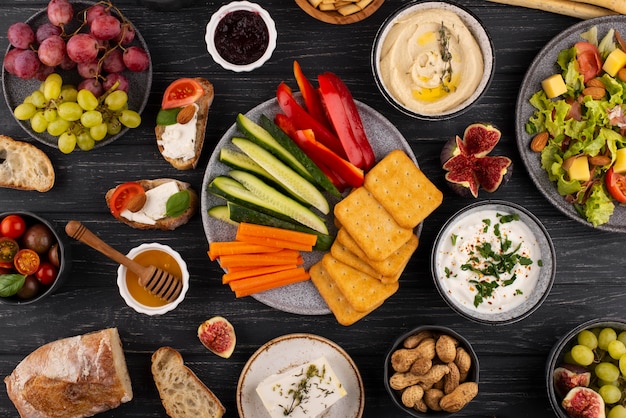 Bovenaanzicht tafel vol met heerlijk eten assortiment