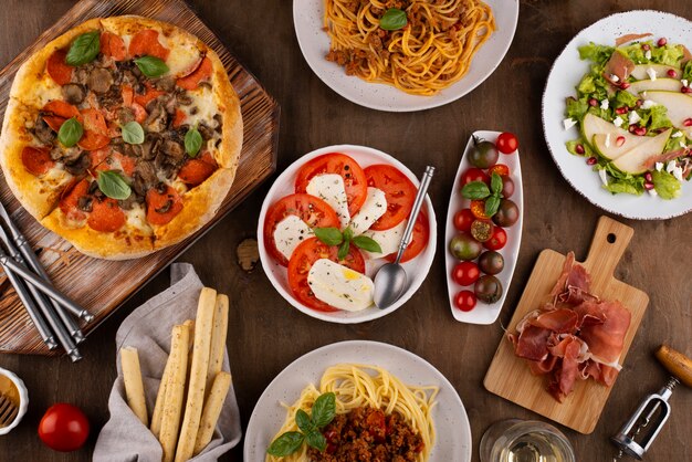 Bovenaanzicht tafel vol met heerlijk eten assortiment