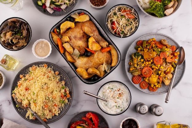 Bovenaanzicht tafel vol met heerlijk eten assortiment