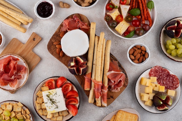 Bovenaanzicht tafel vol met heerlijk eten