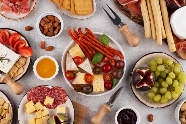 Bovenaanzicht tafel vol met heerlijk eten