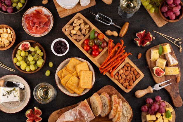 Bovenaanzicht tafel vol met heerlijk eten