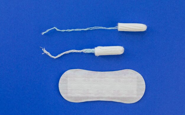 Bovenaanzicht tampons met maandverband