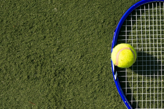 Bovenaanzicht tennisbal en racket met kopie ruimte