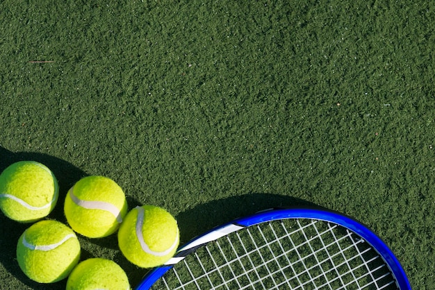 Gratis foto bovenaanzicht tennisballen en racket