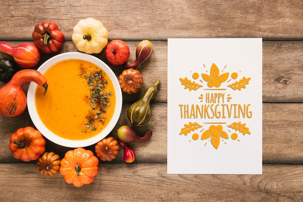 Bovenaanzicht thanksgiving day met pompoensoep