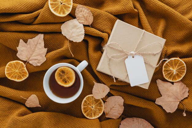 Bovenaanzicht thee en gedroogde schijfjes citroen met geschenkdoos
