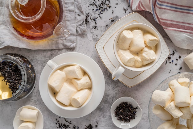 Bovenaanzicht theekopje met snack