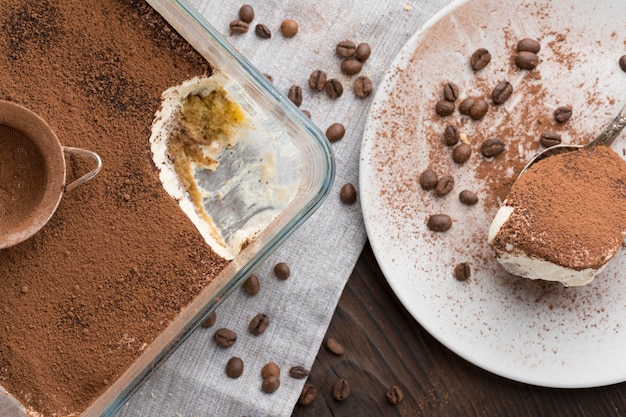 Gratis foto bovenaanzicht tiramisu arrangement