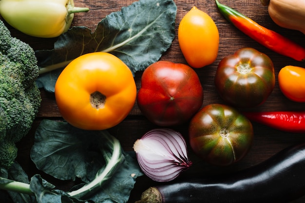 Bovenaanzicht tomaten en roodgloeiende chili pepers