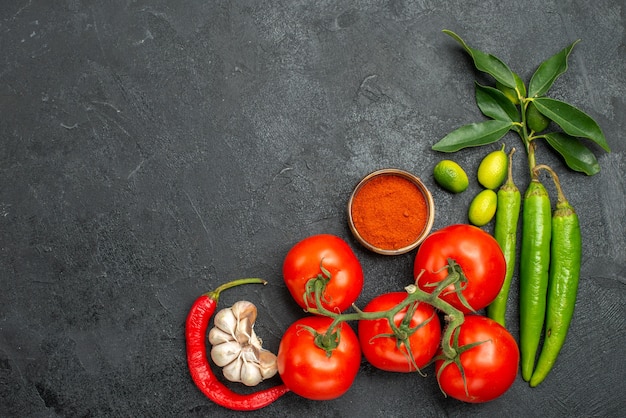 Bovenaanzicht tomaten hete pepers kruiden tomaten met steeltjes knoflook