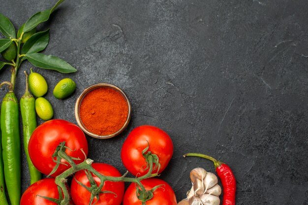 Bovenaanzicht tomaten, kruiden, hete pepers, tomaten met steeltjes knoflook