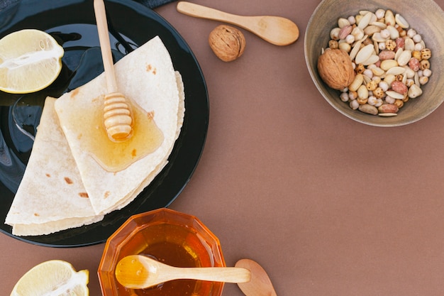 Bovenaanzicht tortilla's bedekt met honing