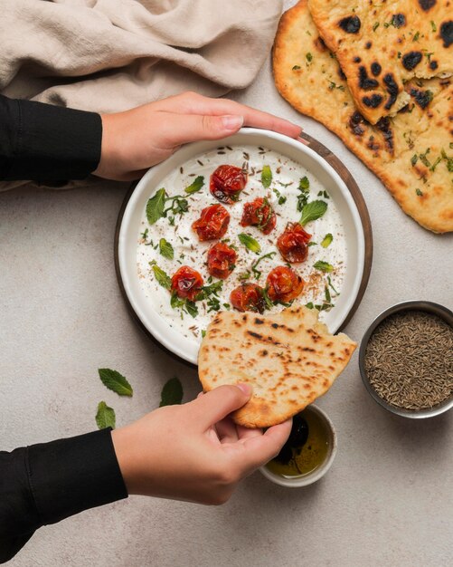 Bovenaanzicht traditioneel eten arrangement