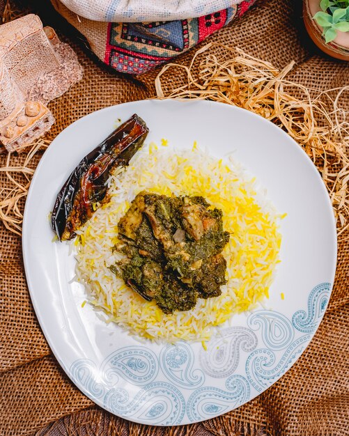 Bovenaanzicht traditionele Azerbeidzjaanse pilaf syabzi gebakken vlees met Groenen en rijst met aubergine