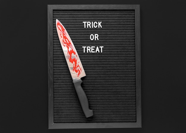 Gratis foto bovenaanzicht trick or treat met mes