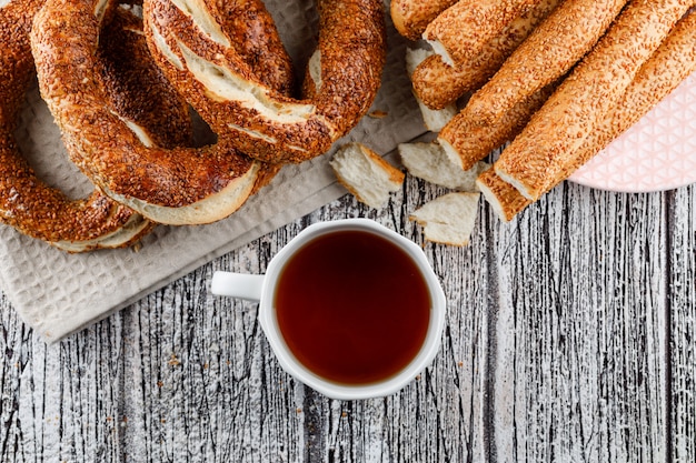 Bovenaanzicht Turkse bagel met een kopje thee op houten oppervlak. horizontaal