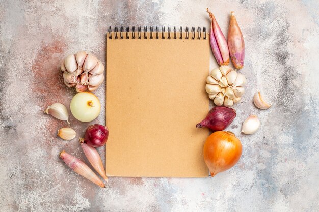 Bovenaanzicht uien en knoflook verse ingrediënten voor de maaltijd