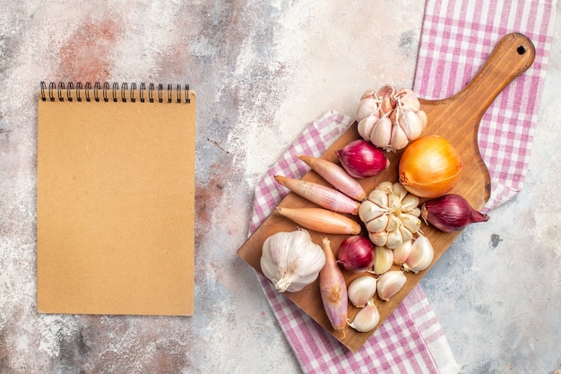 Bovenaanzicht uien en knoflook verse ingrediënten voor de maaltijd