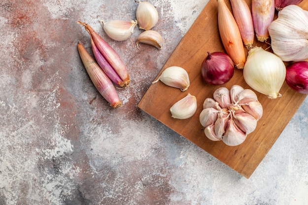 Bovenaanzicht uien en knoflook verse ingrediënten