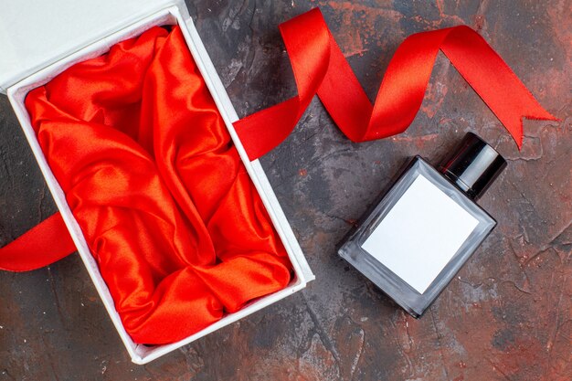 Bovenaanzicht Valentijnsdag aanwezig geur met pakket op een donkere ondergrond paar cadeau parfum liefde gevoel kleur huwelijk vrouw