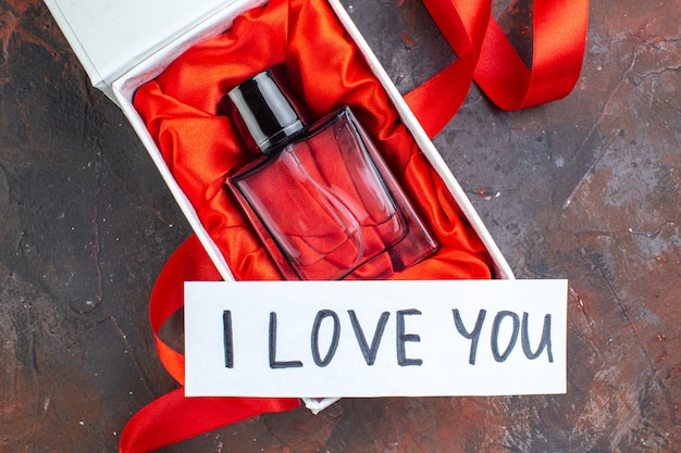 Bovenaanzicht valentijnsdag aanwezig geur op donkere oppervlakte geschenk parfum liefde gevoel kleur geluk vrouw