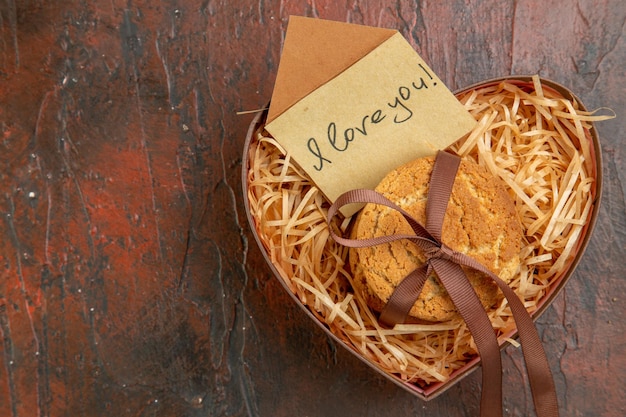 Bovenaanzicht valentijnsdag cadeau als een koekje met opmerking over donkere achtergrond ring huwelijk gevoel paar cadeau vrouwelijke liefde kleuren