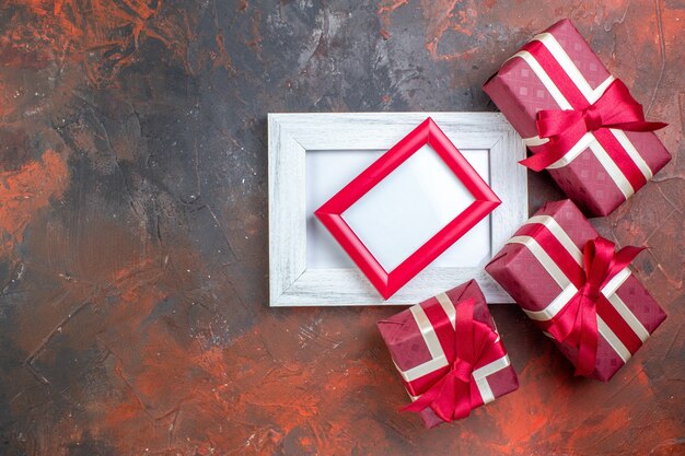 Bovenaanzicht Valentijnsdag cadeautjes met fotolijst op donker oppervlak ik hou van je gevoel cadeau liefde foto minnaar kleuren