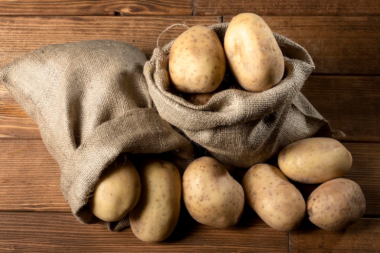 Gratis Foto bovenaanzicht van aardappelen in jute zak