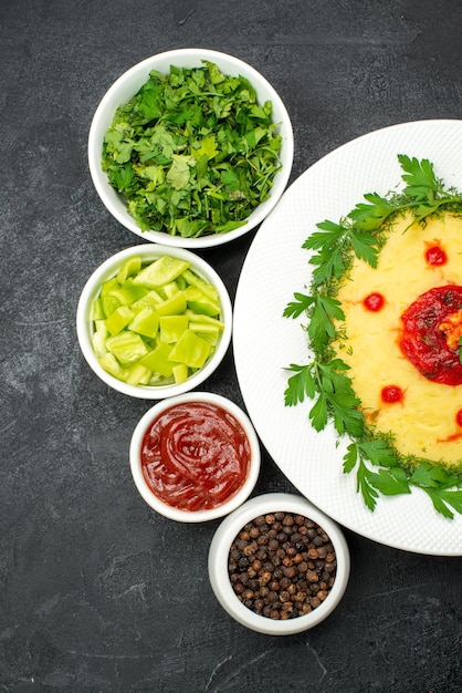 Bovenaanzicht van aardappelpuree met groenten op donker