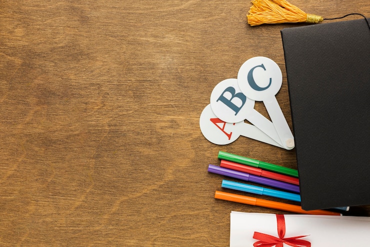 Gratis Foto bovenaanzicht van academische pet met schoolbenodigdheden en diploma