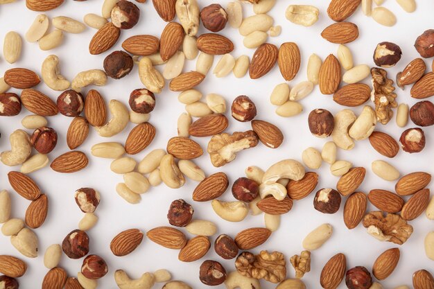 Bovenaanzicht van amandelen en cashewnoten met andere noten