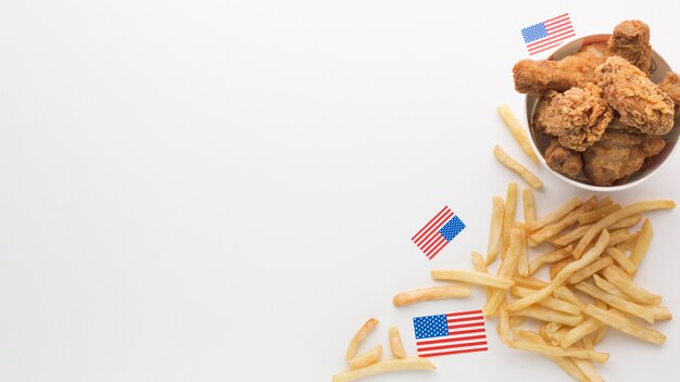 Bovenaanzicht van Amerikaans eten met kopie ruimte