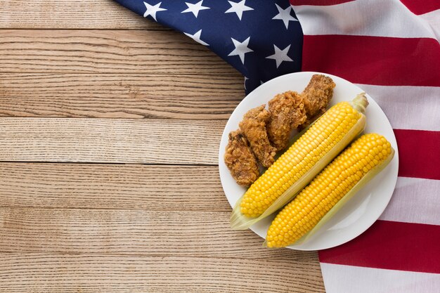 Bovenaanzicht van Amerikaans eten met kopie ruimte