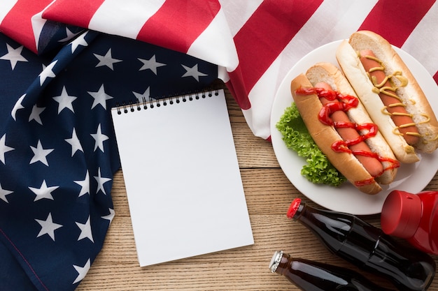 Bovenaanzicht van Amerikaans eten met kopie ruimte