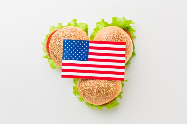 Bovenaanzicht van Amerikaanse vlag bovenop hamburgers