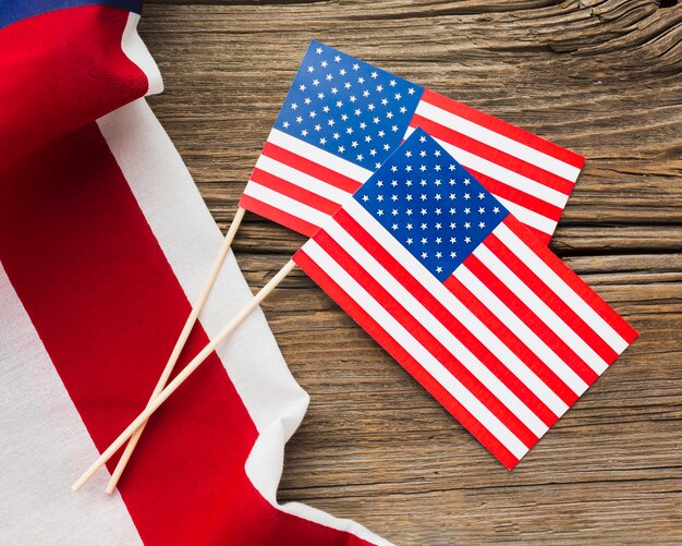 Bovenaanzicht van Amerikaanse vlaggen op hout