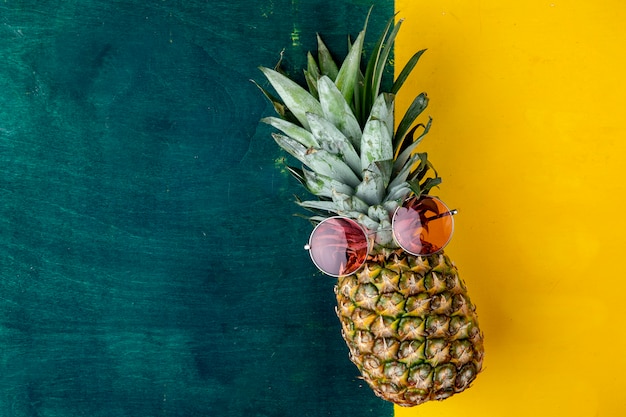 Bovenaanzicht van ananas met rode bril