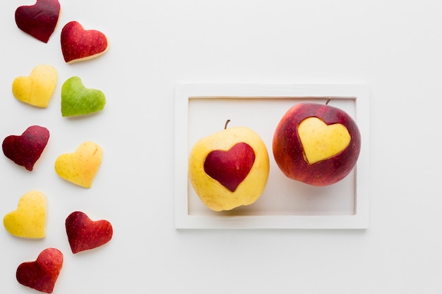 Gratis foto bovenaanzicht van appels met fruit hart vormen in frame