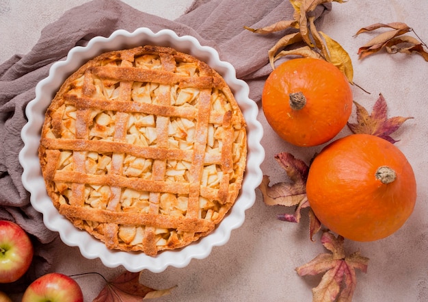 Bovenaanzicht van appeltaart voor thanksgiving met herfstbladeren