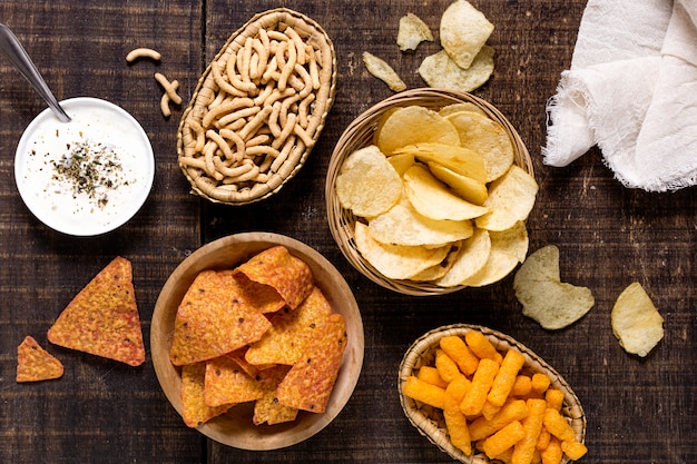 Bovenaanzicht van assortiment chips met saus