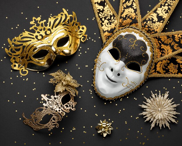 Bovenaanzicht van assortiment maskers voor carnaval met glitters