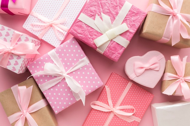 Bovenaanzicht van assortiment roze geschenken